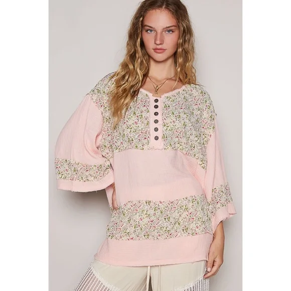 POL Floral Contrast 3/4 Sleeve Cotton Tunic Top in Light Pink